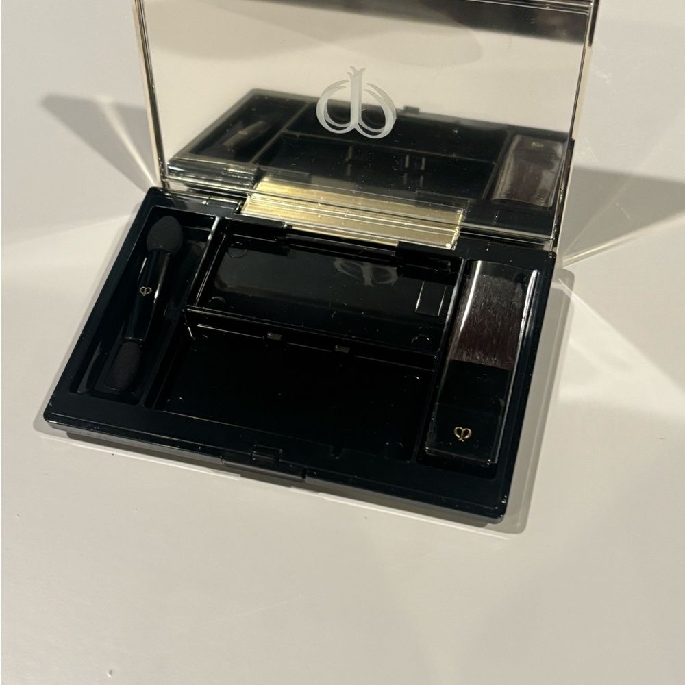 Clé de Peau Eyeshadow Palette - Black and Gold
